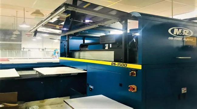 Digital printing machine for apparel production